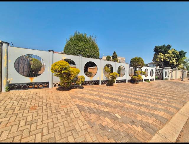 3 BEDROOM HOUSE FOR SALE IN FLORA PARK
